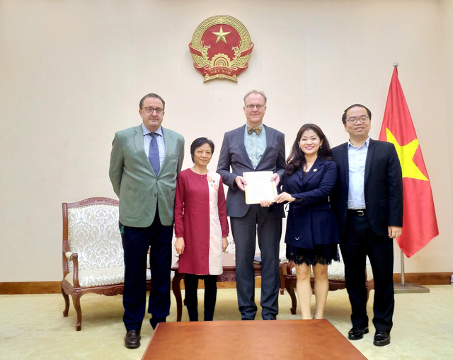 Trao Giấy Chứng nhận đăng ký thành lập và hoạt động cho Viện Goethe tại Việt Nam