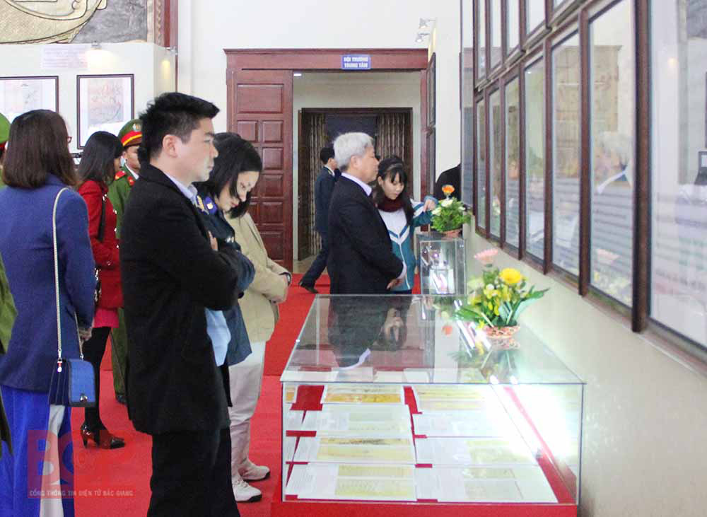 Tổ chức Triển lãm tranh cổ động tuyên truyền kỷ niệm 45 năm Ngày giải phóng miền Nam tại tỉnh Bắc Giang