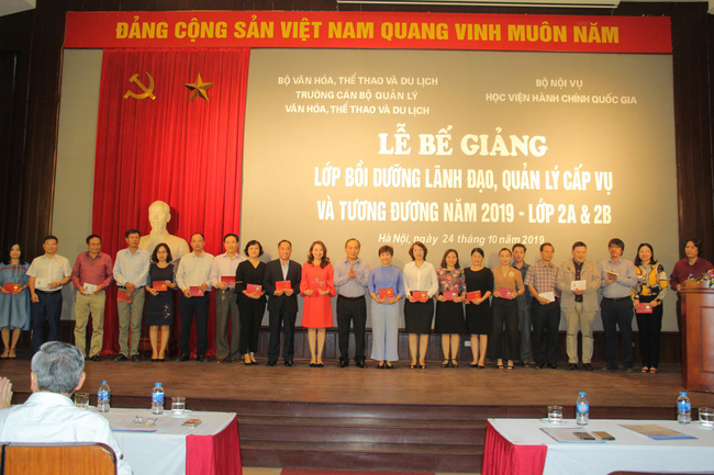 Bế giảng lớp bồi dưỡng lãnh đạo, quản lý cấp Vụ và tương đương