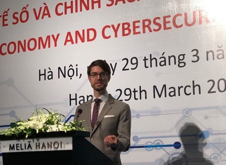 Giám đốc an ninh mạng Facebook chia sẻ cách bảo vệ người dùng Việt Nam