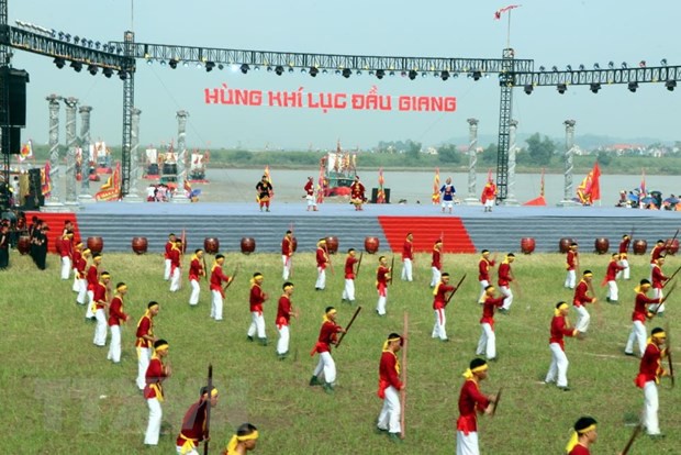 Hàng vạn du khách nô nức dự lễ hội mùa Thu Côn Sơn-Kiếp Bạc