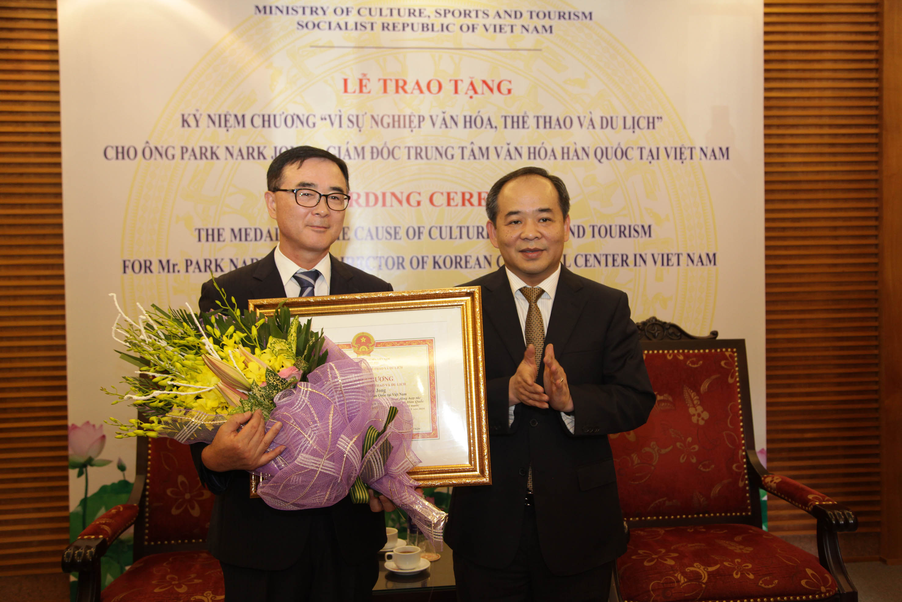 Tặng Kỷ niệm chương “Vì sự nghiệp Văn hóa, Thể thao và Du lịch”