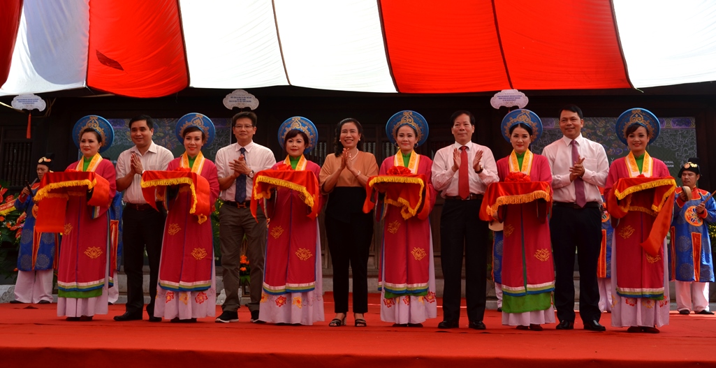 Khai mạc triển lãm 