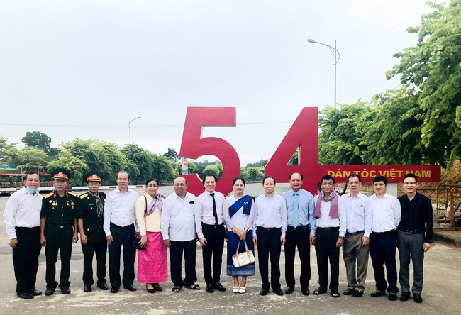 Đại sứ Campuchia tại Việt Nam thăm Làng Văn hóa-Du lịch các dân tộc Việt Nam