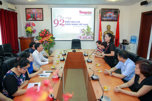 Thứ trưởng Đặng Thị Bích Liên đến thăm và chúc mừng Báo điện tử Tổ Quốc, Cổng TTĐT của Bộ nhân dịp 21/6