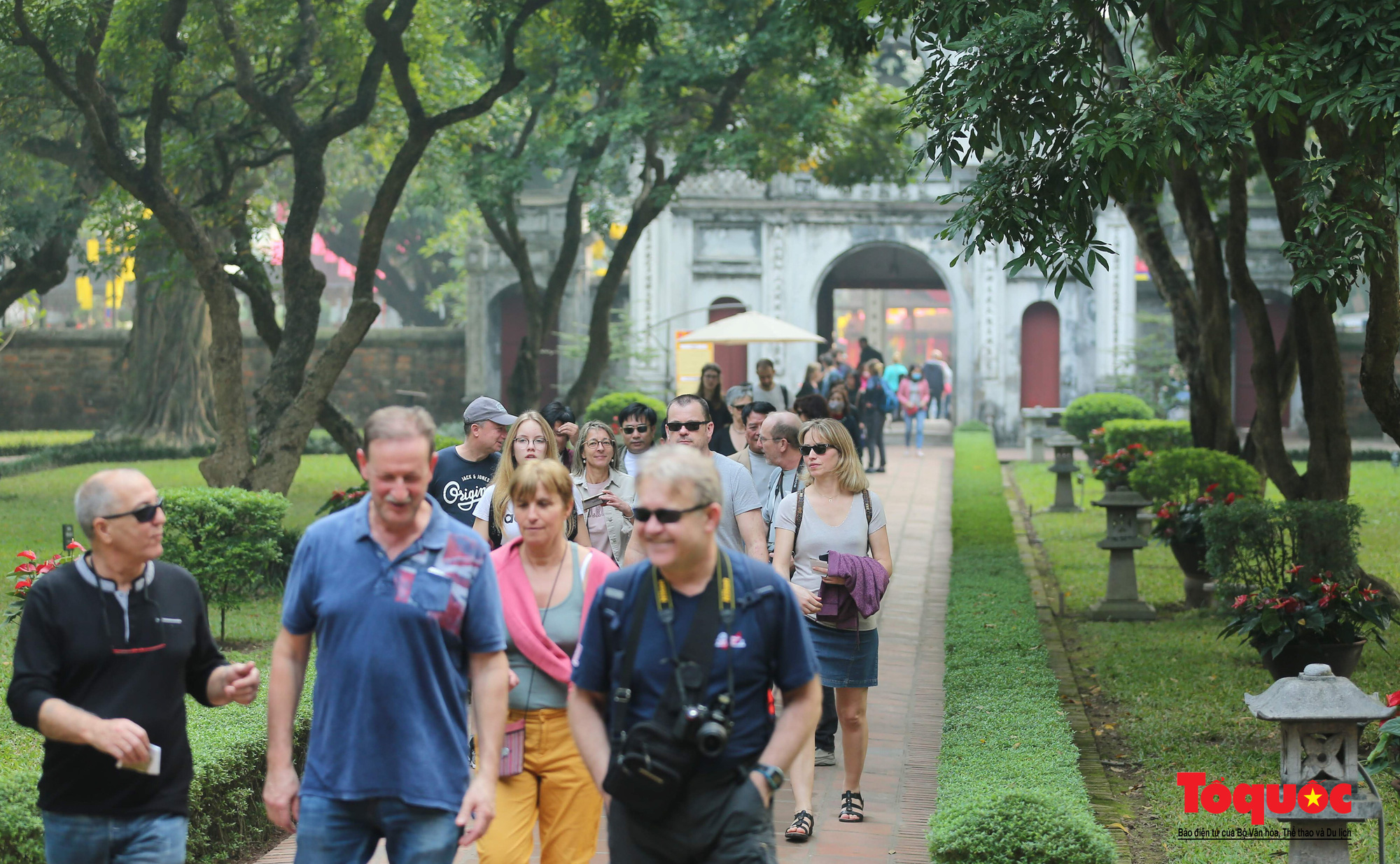 Hà Nội: Kiểm soát dịch Covid - 19 tốt, du khách nước ngoài dần thoải mái dạo phố ngắm cảnh