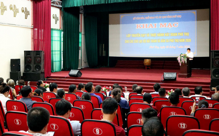 Tổ chức lớp truyền dạy và thực hành Hát Xoan cho các học viên Câu lạc bộ Hát Xoan và Dân ca Phú Thọ