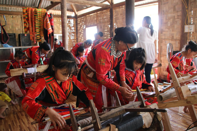 Bảo tồn và phát huy nghề thủ công truyền thống của dân tộc La Chí, Pà Thẻn gắn với phát triển du lịch