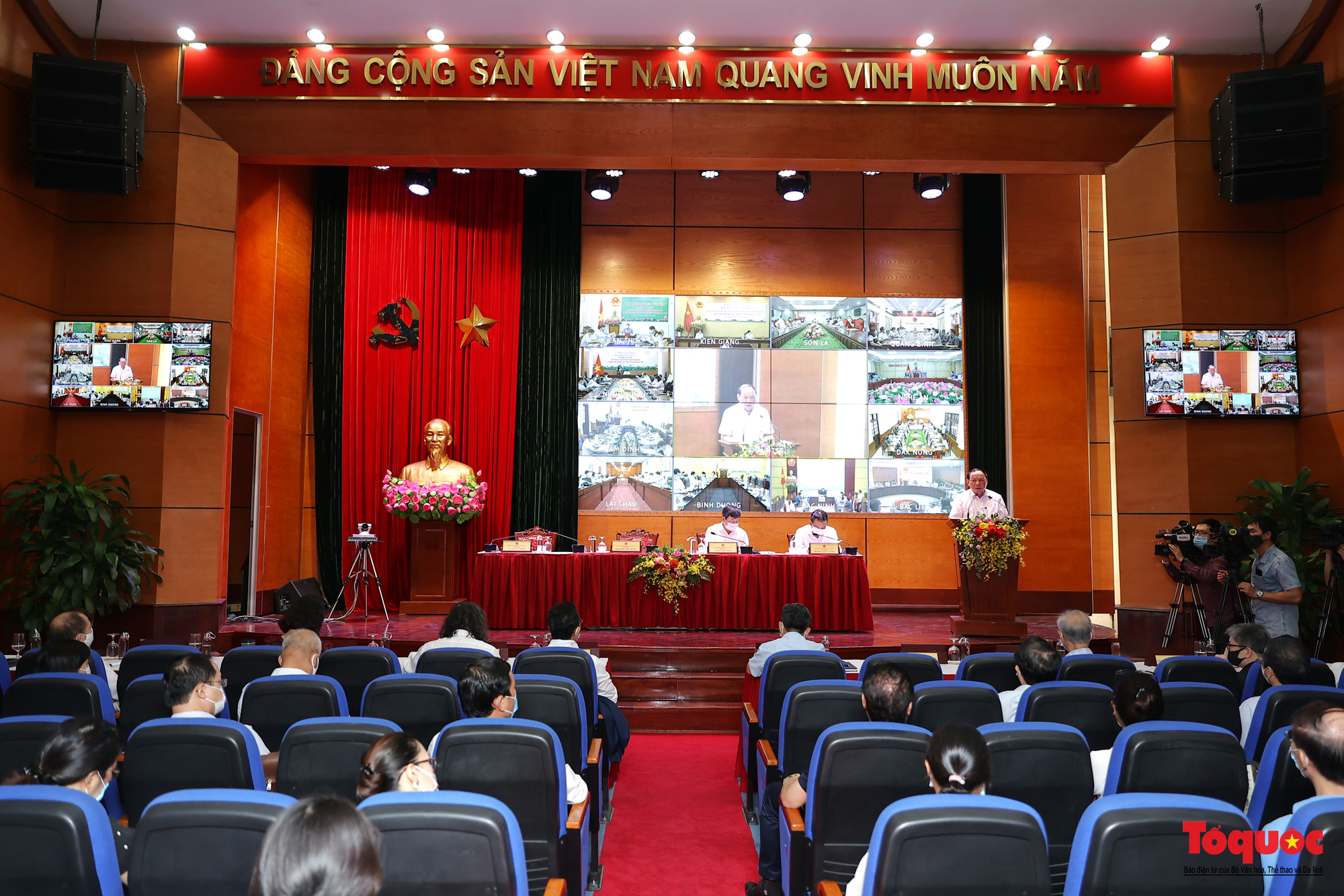 Để văn hóa trở thành động lực của sự phát triển phải hình thành môi trường văn hóa, đời sống văn hóa