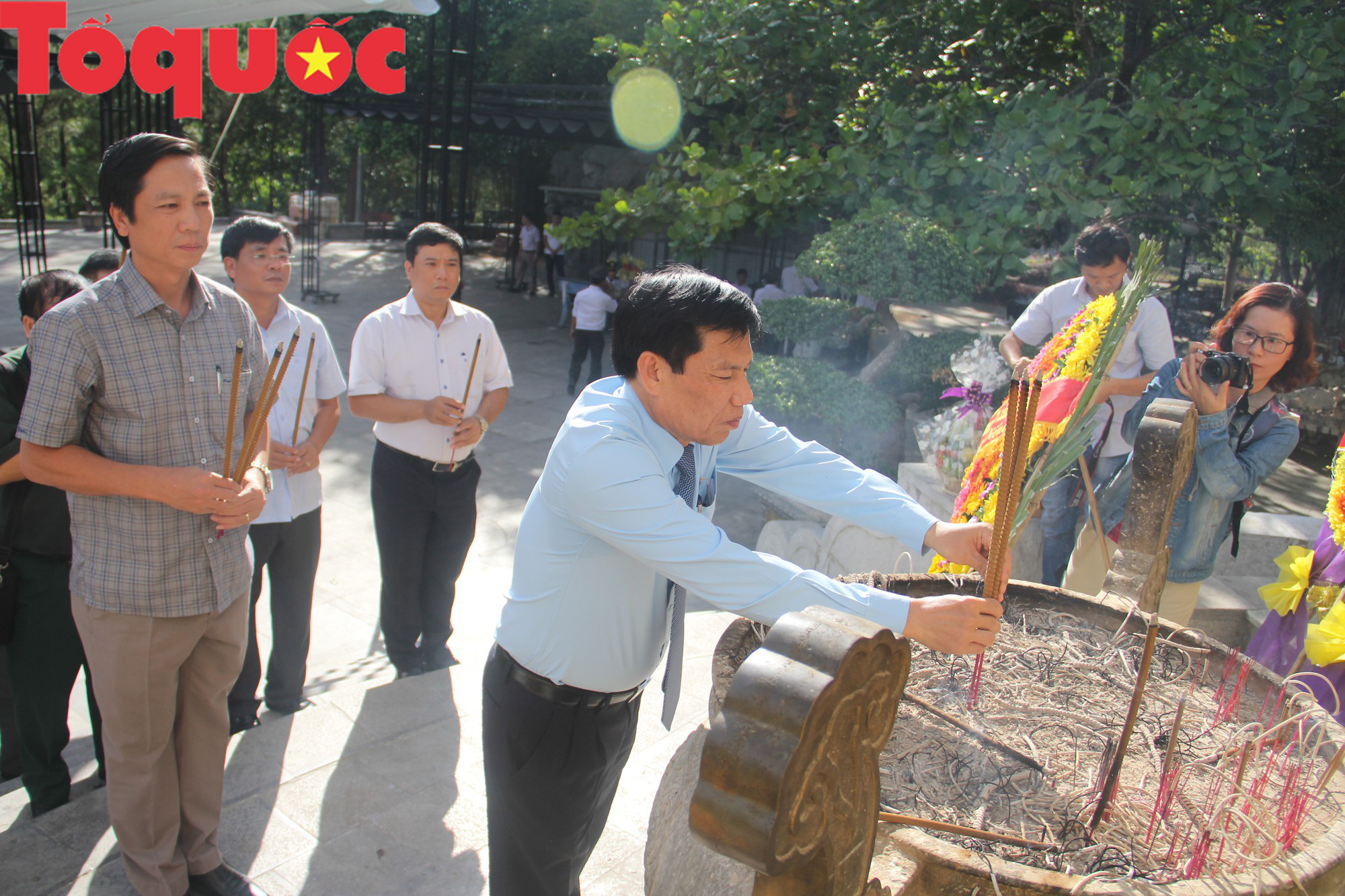Bộ trưởng Nguyễn Ngọc Thiện dâng hương tại các 