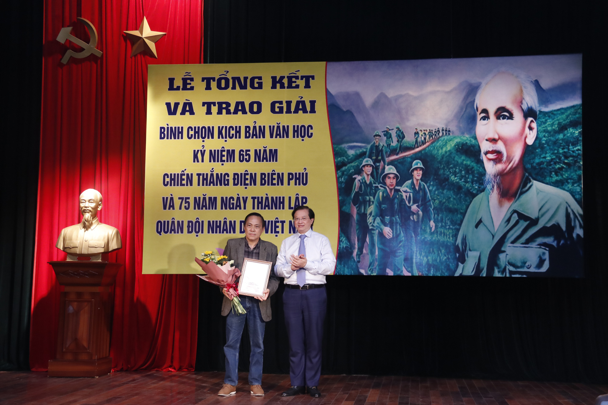 Trao giải Bình chọn Kịch bản Văn học Kỷ niệm 65 năm Chiến thắng Điện Biên Phủ và 75 năm Ngày thành lập Quân đội nhân dân Việt Nam