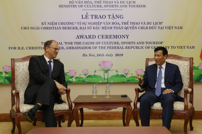 Trao Kỷ niệm chương “Vì sự nghiệp ngành Văn hóa, Thể thao và Du lịch” cho Đại sứ đặc mệnh toàn quyền Cộng hòa Liên bang Đức tại Việt Nam