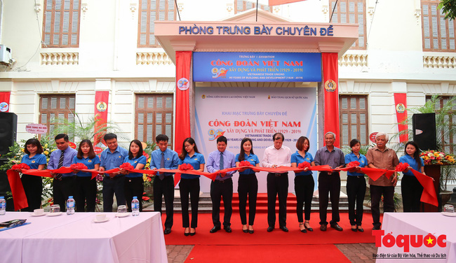 Khai mạc trưng bày 300 hiện vật, hình ảnh tái hiện 90 năm xây dựng và phát triển Công đoàn Việt Nam
