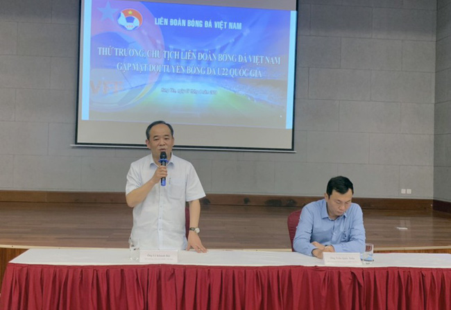 Thứ trưởng, Chủ tịch VFF Lê Khánh Hải thăm và động viên Đội tuyển U22 Việt Nam