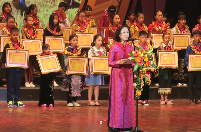 Tuyên dương thiếu nhi các dân tộc toàn quốc lần thứ III