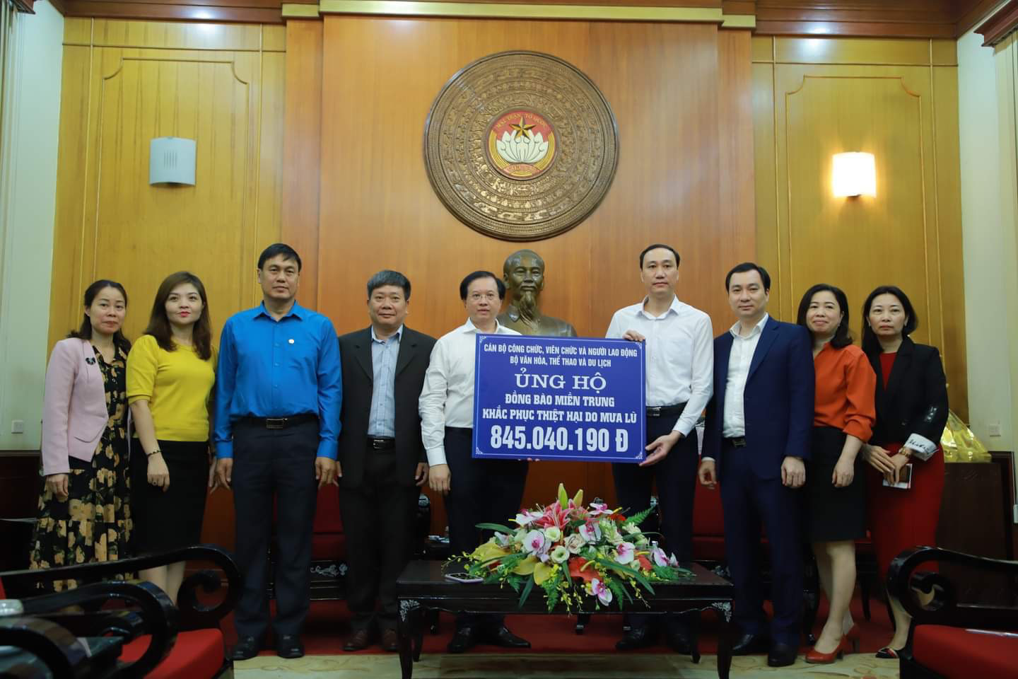 Bộ VHTTDL trao tiền ủng hộ đồng bào miền Trung